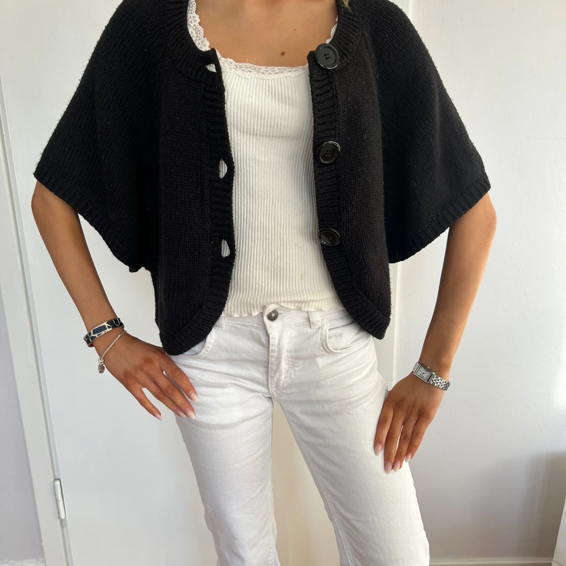 Svart stickad kofta med stora knappar - 1