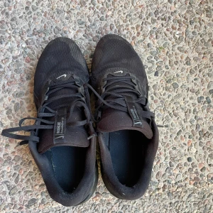 Svarta Nike Downshifter 13 sneakers - Svarta Nike Downshifter 13 sneakers med mesh-ovandel och klassisk snörning. Snygg sportig look med diskret Nike-logga på tungan och sidan. Platt sula med bra grepp, perfekt för dig som gillar en clean och enkel stil till vardags eller träning. Bra skick pris kan diskuteras. Köpta för 1800