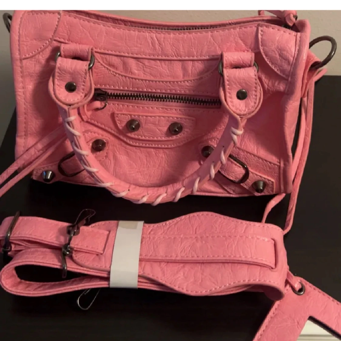 Rosa axelväska med flätat handtag