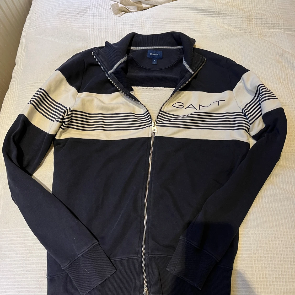 Mörkblå randig ziptröja från GANT - 1