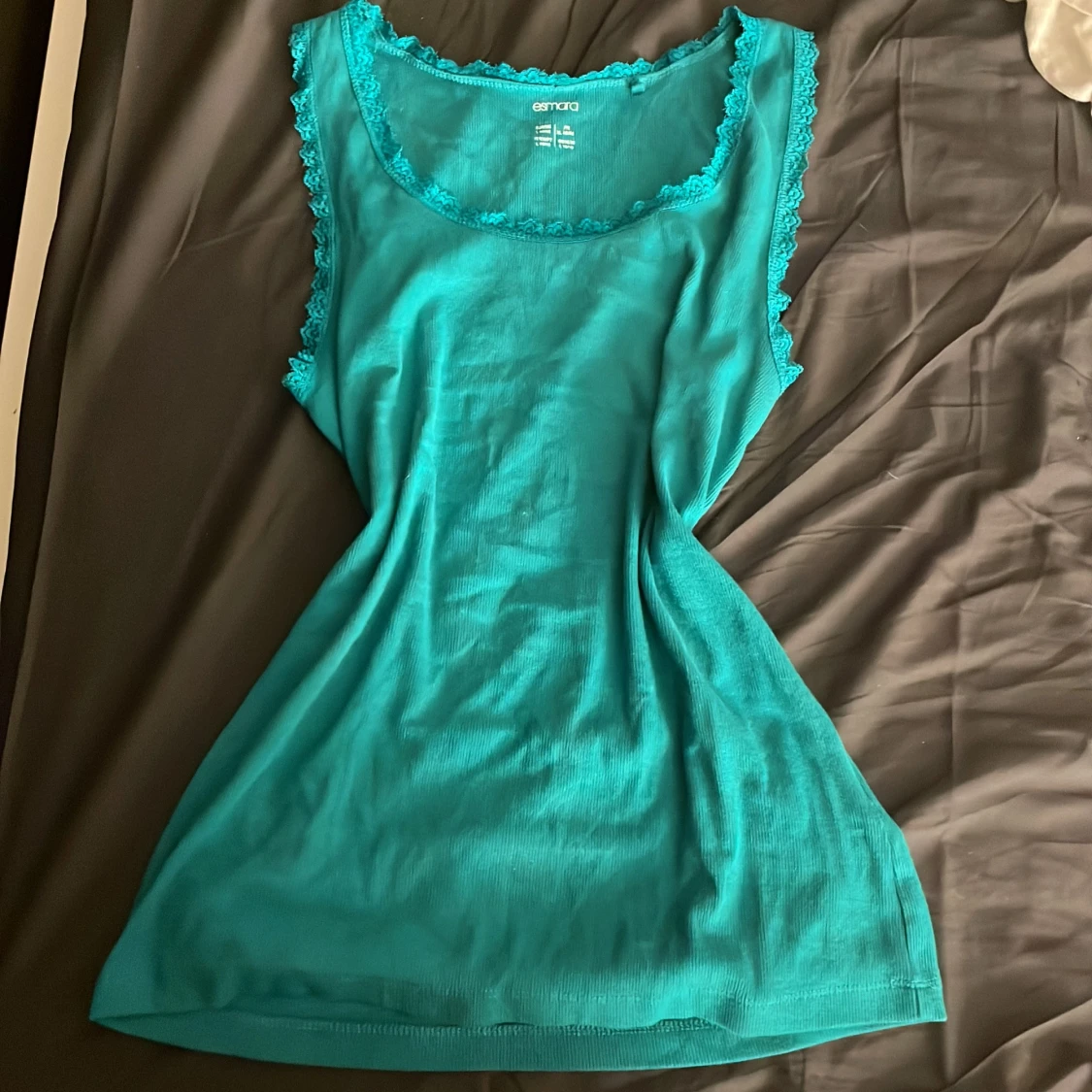 Turkos linnetopp med spets från Esmara