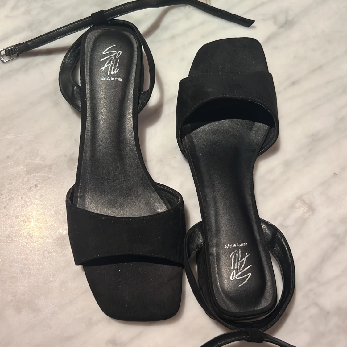 Svarta sandaler med låg klack So All