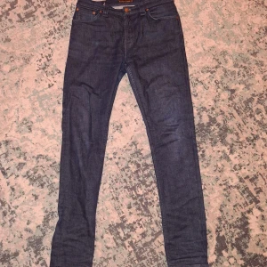 Mörkblå jeans från Nudie Jeans W30 L30 - Säljer ett par mörkblå jeans från Nudie Jeans i klassisk femficksmodell. Jeansen har raka ben. tillverkade i slitstarkt denimtyg av bomull. Knappt använda. Kom privat för mer information 