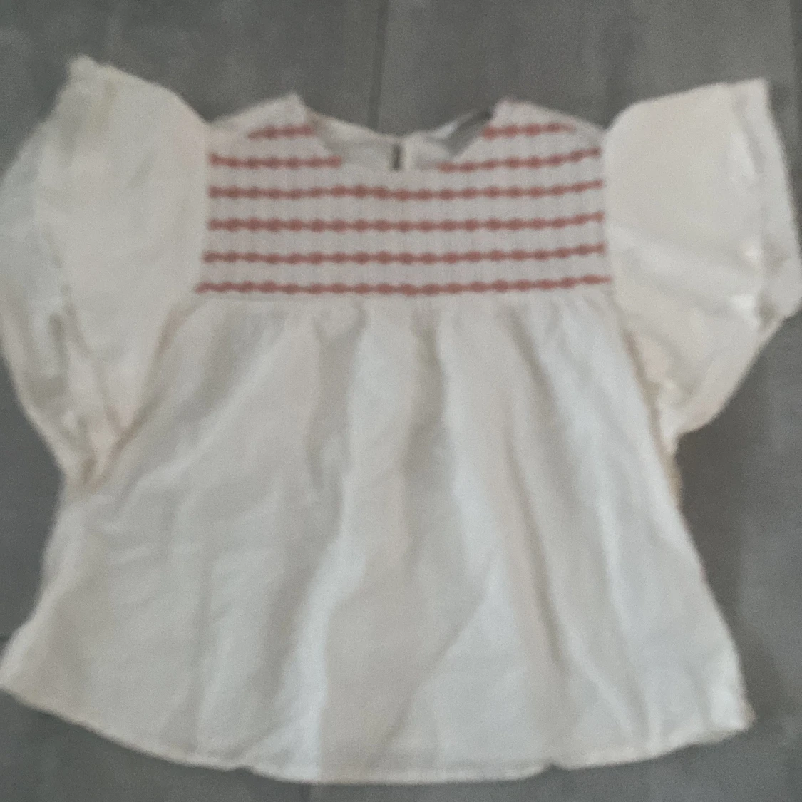 Vit blus med röd mönstrad överdel LCW