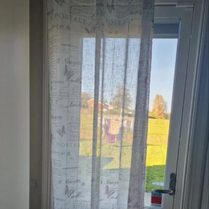 4 öljettlängder  - Gardinerna är ca 240 cm långa och har ett bra ljusinsläpp. Tror de var inköpta på Rusta för flera år sedan.