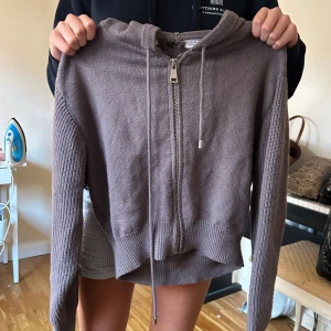 Ljuslila stickad hoodie med dragkedja - Supermysig ljuslila stickad hoodie från zara med dragkedja framtill och snörning i huvan. Tröjan har ribbade ärmar och muddar samt en lite croppad passform. Perfekt för lager på lager under kyliga dagar.