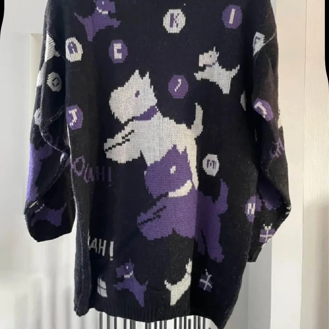 Svart stickad tröja med hundmotiv - 1