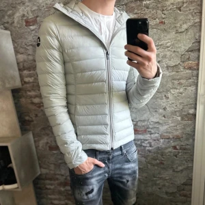 J.Lindeberg jacka - Mycket fint skick, inga defekter. Storlek M passar dig som är mellan 175-185cm. Nypris ca 3000. Modellen är 185 cm, 79 kg. Passar bra nu till höst/vinter. Färgen är grå/vit. Skriv för mer information!🤝