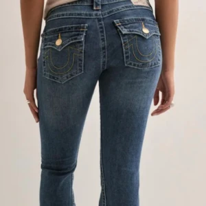 Trendiga true religion jeans - Super trendiga true religion jeans med kuvert fickor, gula detaljer. Nypris 1399kr, säljer pga inte kommer till användning💓Pris kan diskuteras.