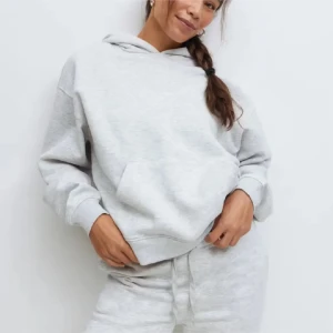 Ljusgrå hoodie  - säljer nu min ljusgråa hoodie från ginatricot i storlek xs!