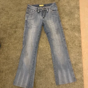 Blå bootcut jeans från Blue Zone - Snygga ljusblå bootcut jeans från Blue Zone med slitna detaljer på låren och knäna.   Den kommer tyvär aldrig till användning, jag har själv sprättat upp dem där nere. Skriv gärna ifall det skulle behövas mått eller mer!💗