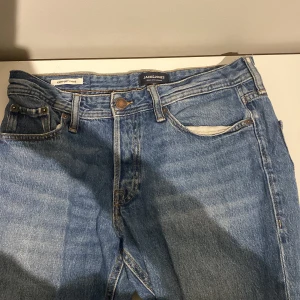 Jack and Jones comfort Mike - Jeans från Jack and Jones som är lite andvända då dom är slita på boten på båda sidorna (se bild) men annars jätte bra sick fråga om bilder eller något annat är nästan alltid aktiv