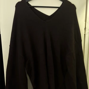 Brun stickad tröja - Mörkbrun stickad tröja från Bikbok, v-ringad hals och oversize.