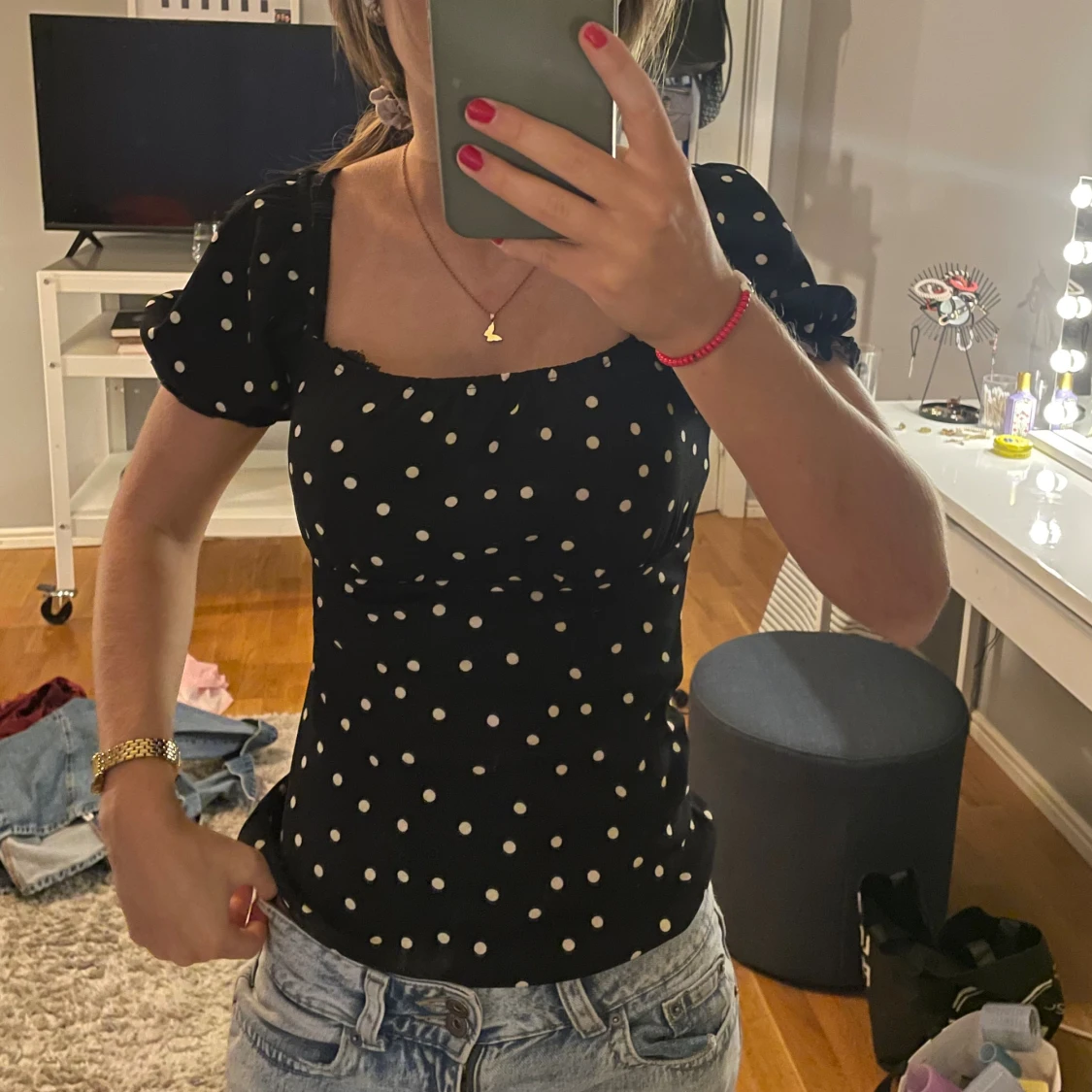 Svart prickig blus med puffärm