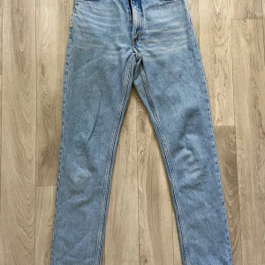 Monki Kimomo High Relaxed jeans - Snygga ljusblå jeans från Monki, modellen Kimomo High Relaxed. De har hög midja, raka ben och klassiska fem fickor. Små i modellen med smal midja🩵hör av dig vid frågor! 