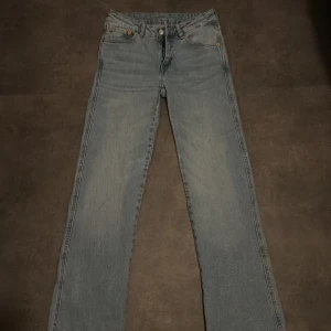 Lager 157 ljusblå jeans bootcut - Ljusblå lager 157 jeans med klassisk bootcut-passform. Jeansen har fem fickor, knapp- och dragkedjegylf. Storlek XS short length 