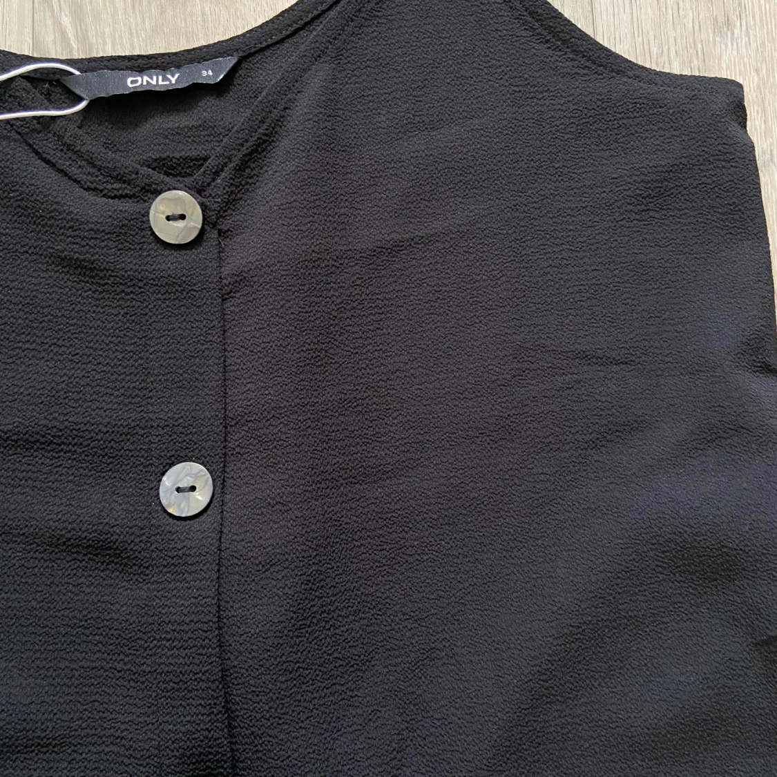 Svart linnetopp med knappar från ONLY - 1