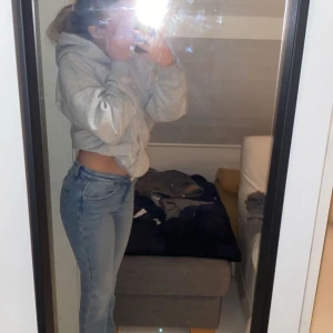 Ljusblå raka jeans - Säljer ett par ljusblå jeans. Dem är i barnstorlek i storlek 164.