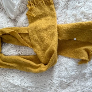 Halsduk🧣  - Snygg halsduk i gul färg. Fransiga kanter ger en chill vibe och den är mjuk och skön att ha runt halsen. Perfekt att slänga på sig när det är lite kyligt ute.