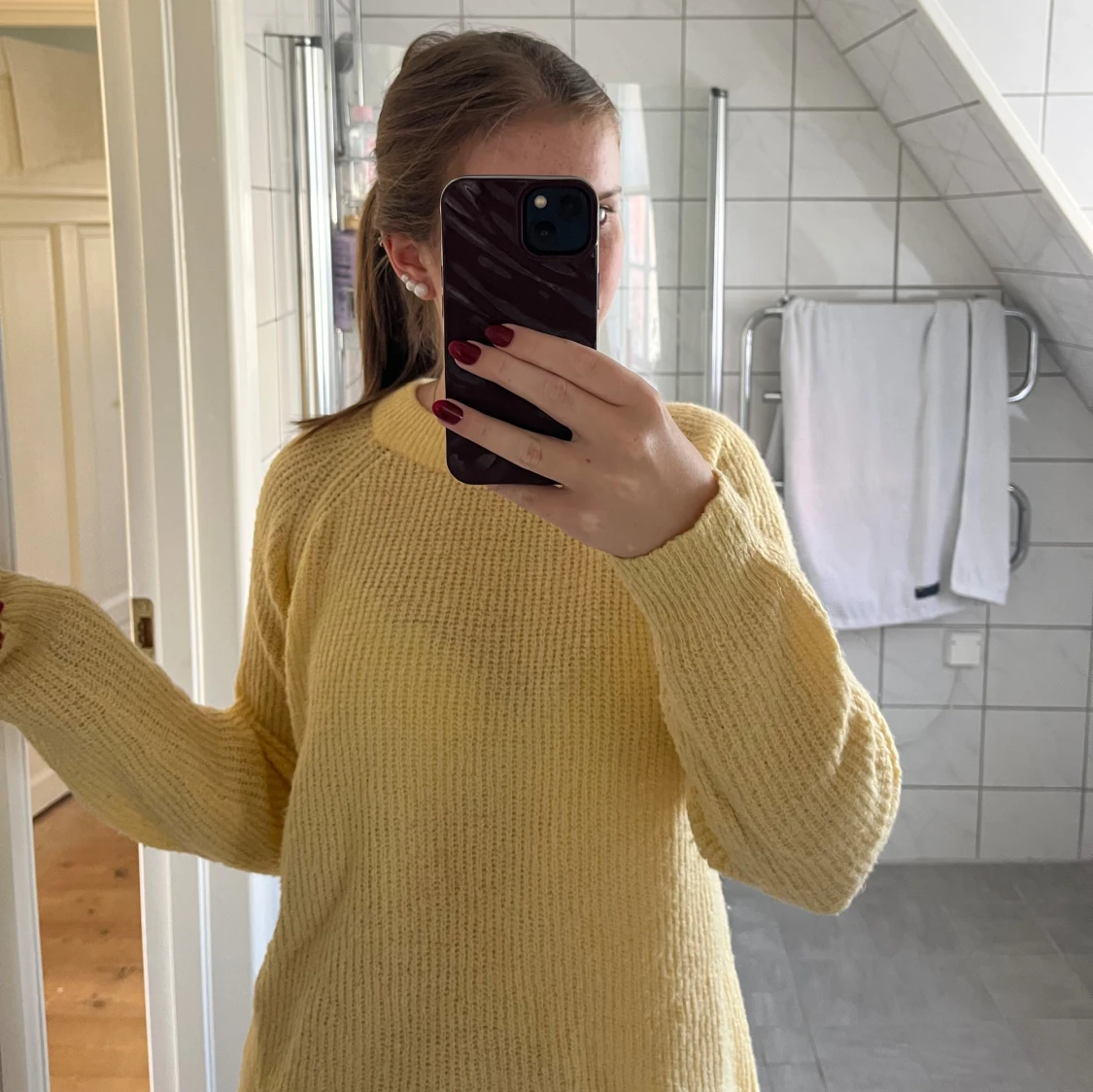 Gul stickad tröja med rund hals - 1