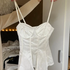 Topp från h&m - Vit topp från h&m, har en liten sminkfläck som syns på sista bild. Går nog att ta bort med fläckborttagning 