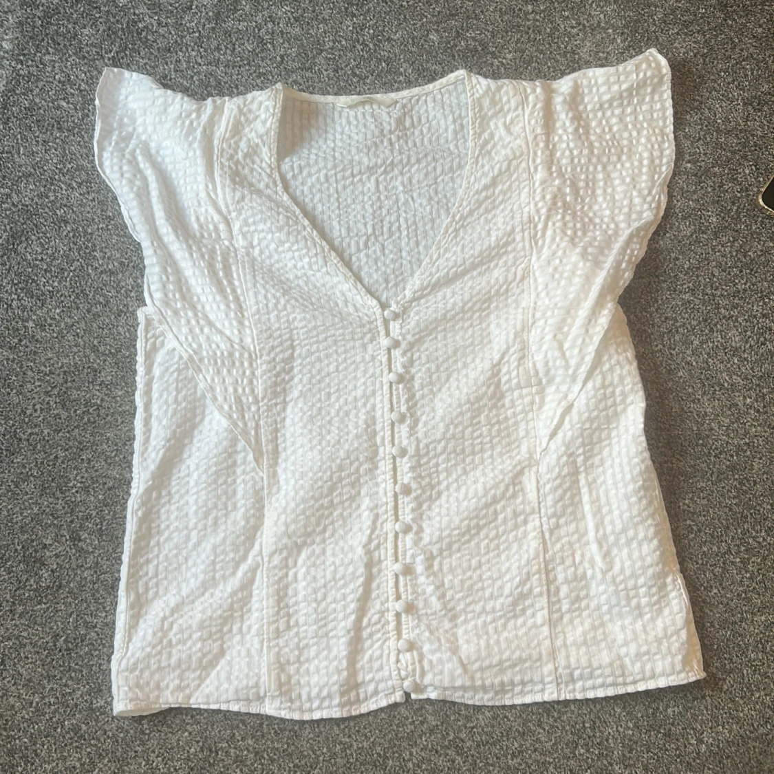 Vit blus med knappar från H&M