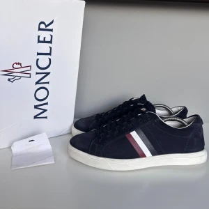 Moncler la Monaco  - Säljer ett par sjukt ovanliga Moncler skor i storlek 42, cond 10/10 nyskick utan defekter. Kommer med OG box och kvitto 