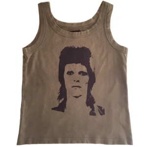 David Bowie band tröja/ Graphic topp/ linne med tryck  - Olivgrönt linne med mörklila David Bowie tryck! (Obs! Sömmen är repad längst ner se sista bild)