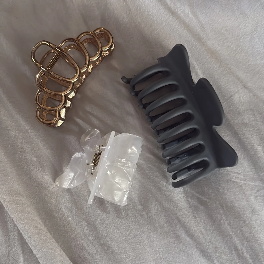 Tre hårklämmor i olika färger - 1