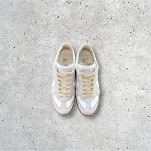 Maison margiela gats vita - Vita maison margiela gats : skick 8/10 absolut inga problem alls bara lite smuts på mockan : Size 41 : Kvitto finns - Köpta i Japan : Box tillkommer ej : Släpper för billigt : Kom dms för fler bilder, mått osv