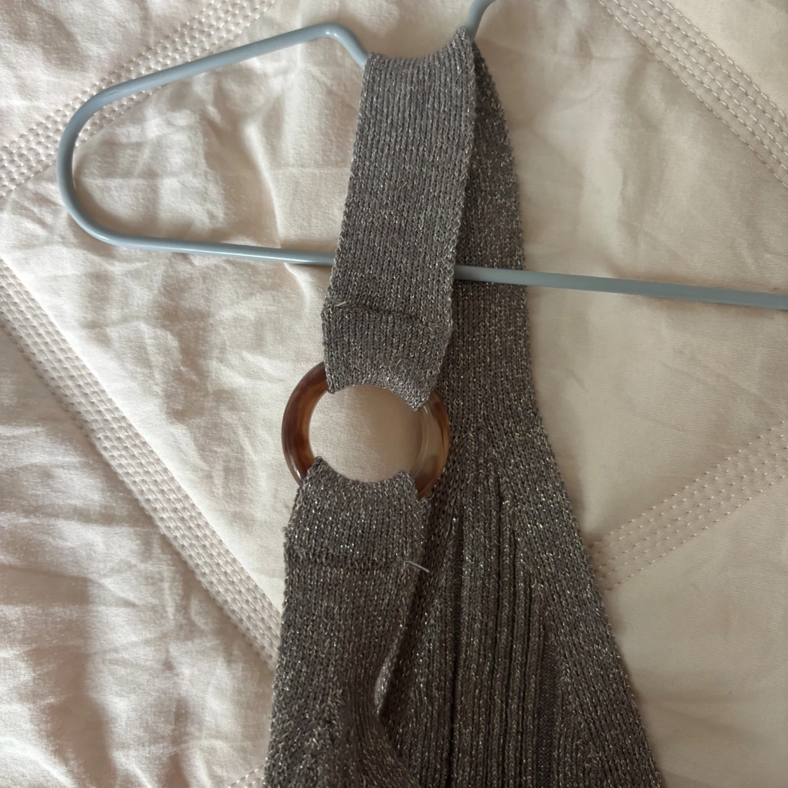 Glittrig guld linne med knappar  - 1