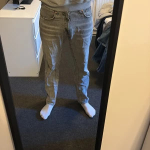 Woodbird jeans 31/32 - Säljer ett par woodbird jeans i ljusgrå tvätt. Jeansen har rak passform, passar mig bra. Ej särskilt använda. Säljer då jag behöver mer plats i garderoben.
