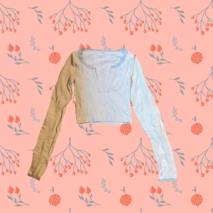 Ljusblå croppad topp Urban Outfitters - Trendig croppad långärmad topp från Out From Under från Urban Outfitters. Stretchigt ljusblått material och passar XS/S. Superfina spetsdetaljer runt kragen och ärmarna! Endast använd en gång. 