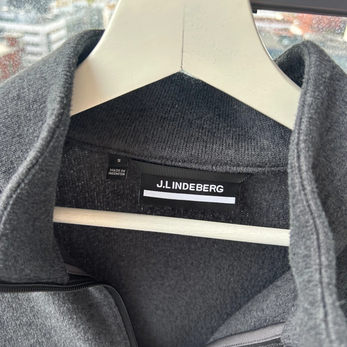 Mörkgrå ziptröja från J.Lindeberg - 1