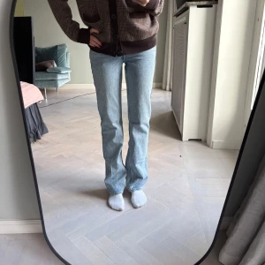 Ljusblå Arrow jeans från Weekday - Arrow jeans från Weekday i ljusblå tvätt. 