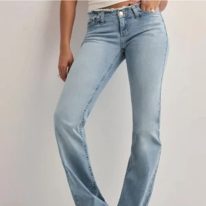 Ljusblå bootcut jeans❤️❤️ - Snygga ljusblå jeans med bootcut passform och rå, fransad kant upptill. De är super lågmidjade o så niceee.