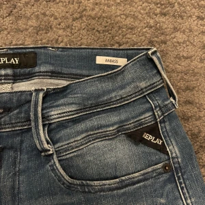 Replay Anbass jeans - Säljer nu ett par riktigt feta Replay jeans. Storlek W29, L32. Om du har några funderingar så är det bara att fråga på! ❇️