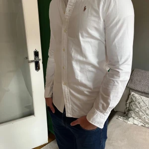 Ralph Lauren Skjota M - Säljer en fet skjorta från Ralph Lauren i storlek M, custom fit. Skriv vid minsta fråga!
