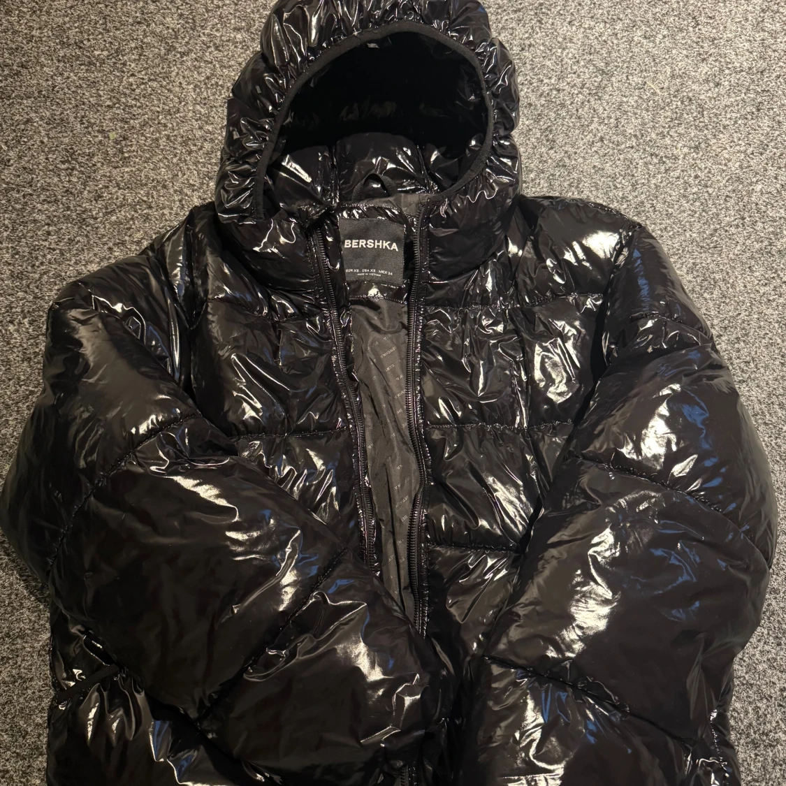 Svart glansig pufferjacka från Bershka - 1