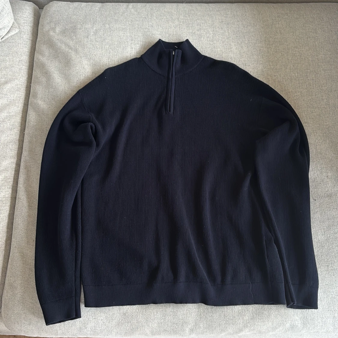 Blå stickad half zip-tröja