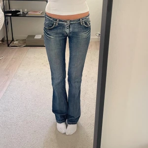 LÅGMIDJADE JEANS! - Säljer ett par snygga blå jeans med låg midja och bootcut/straight passform. Det står att de är storlek 30 i jeansen men passar mig bra som vanligtvis har storlek S/36 i jeans. Säljer dom pga att de inte kommer till användning 💙💙💙