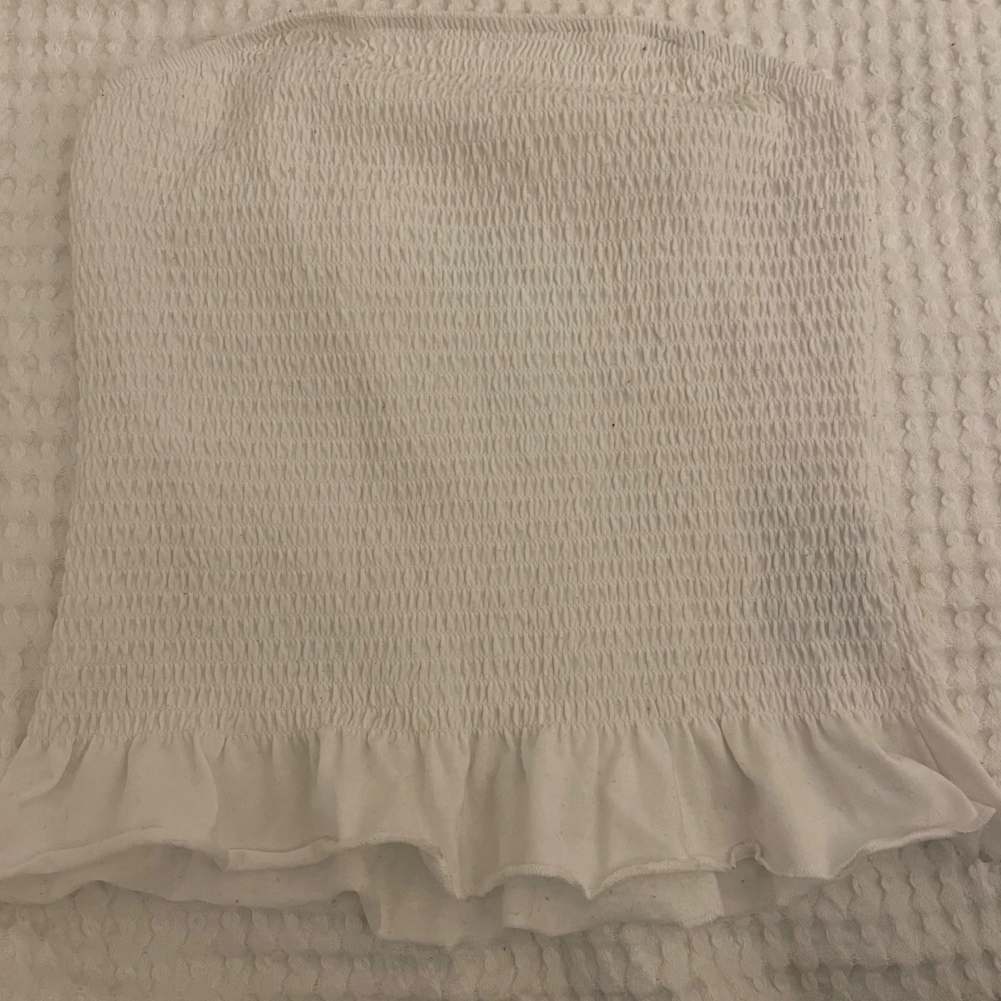 Vit bandeau tubtopp med volang från Vila