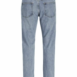 Ljusblå raka jeans från Jack&Jones - Klassiska ljusblå Jack&Jones jeans med raka ben och femficksmodell. Har använts två gånger. Nypris ligger på runt 929 kr.