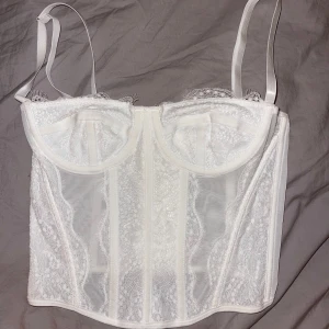 Vit spets corset  - Storlek S men skulle säga XS - använd en gång 