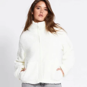 Vit teddyjacka med dragkedja -  Jackan är i storlek XL men den sitter som jätte bra på mig som brukar ha storlek M i jackor, då den är lite kortare i storleken❣️❣️priset kan diskuteras!! Har inte andvänds bara testat!