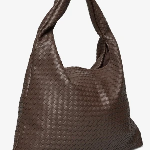 Gina Tricot braided bag - Säljer denna fina väska från Gina Tricot då jag inte fått användning av den. Den är endast använd ett fåtal gånger och köptes för 499kr🤎