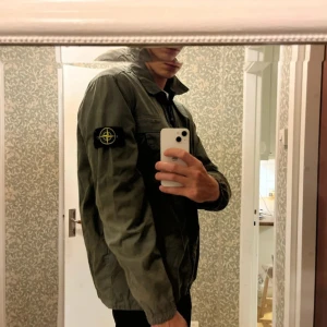 Grön overshirt - Massor av bilder, videos och annat finns ifall du frågar! Passar även i lite större M. Du kommer kunna sälja vidare mycket dyrare ifall du skulle vilja, jag säljer lite billigare pga att jag bara vill bli av med den då den inte kommer till användning! 