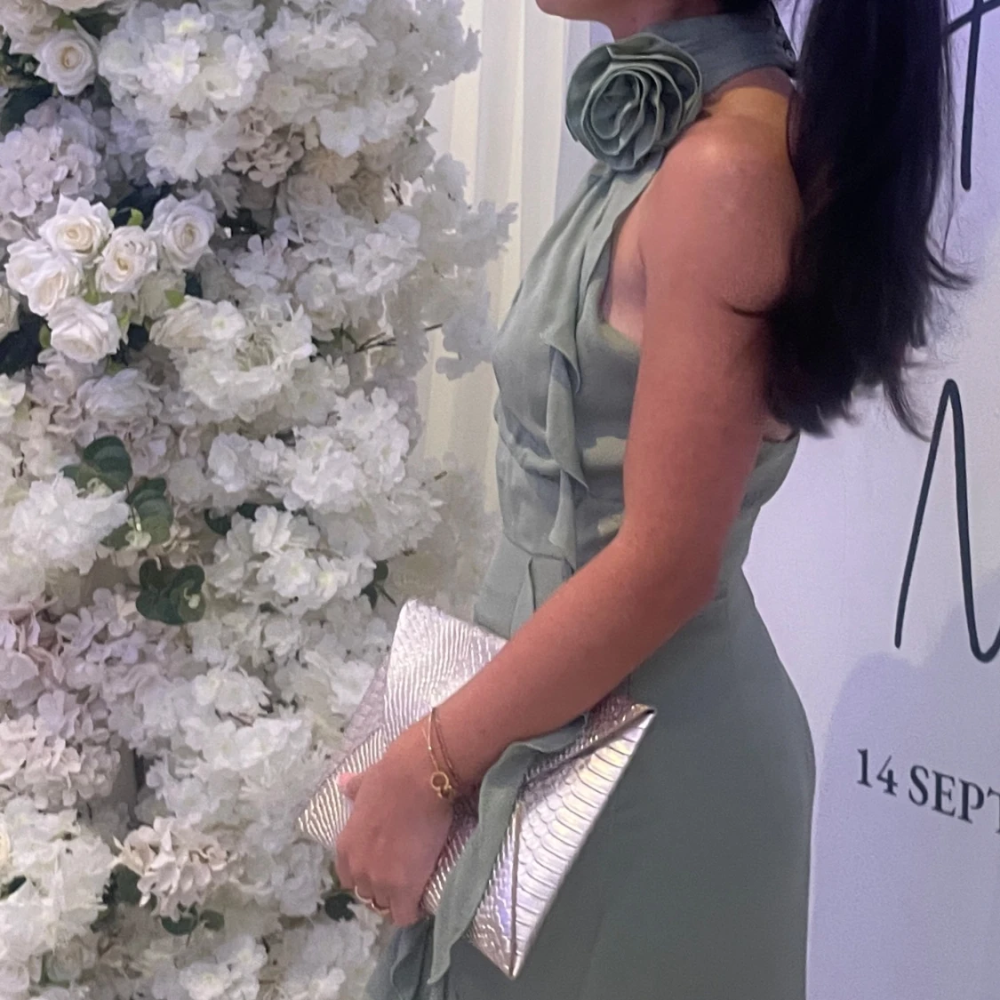 Ljusgrön långklänning med volang - 1