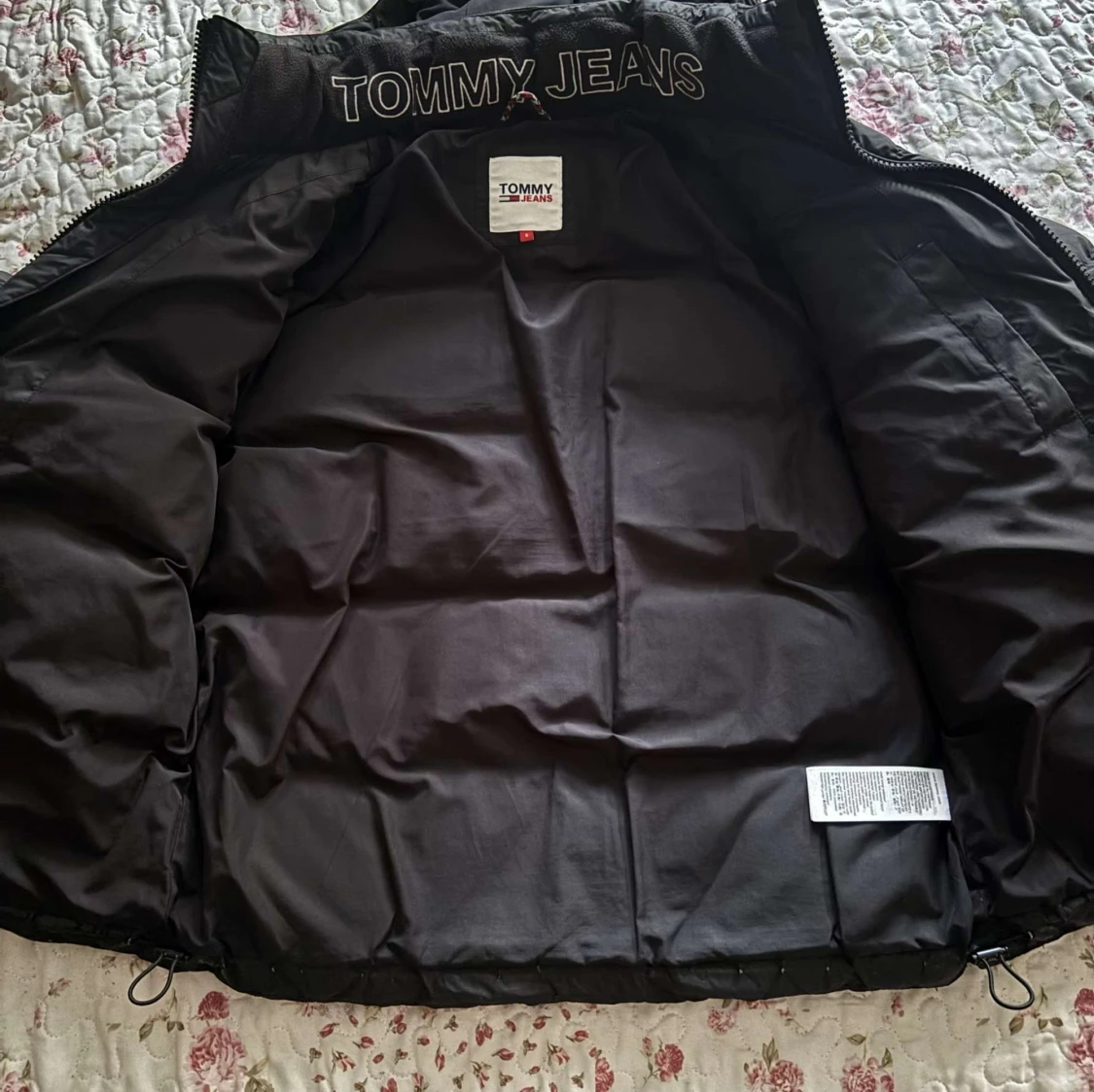 Svart pufferjacka från Tommy Jeans - 2