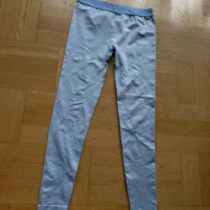 Ljusblå leggings från ICANIWILL - Snygga ljusblå leggings från ICANIWILL med bred resår i midjan och diskret logga. Använda 1 gång🩵